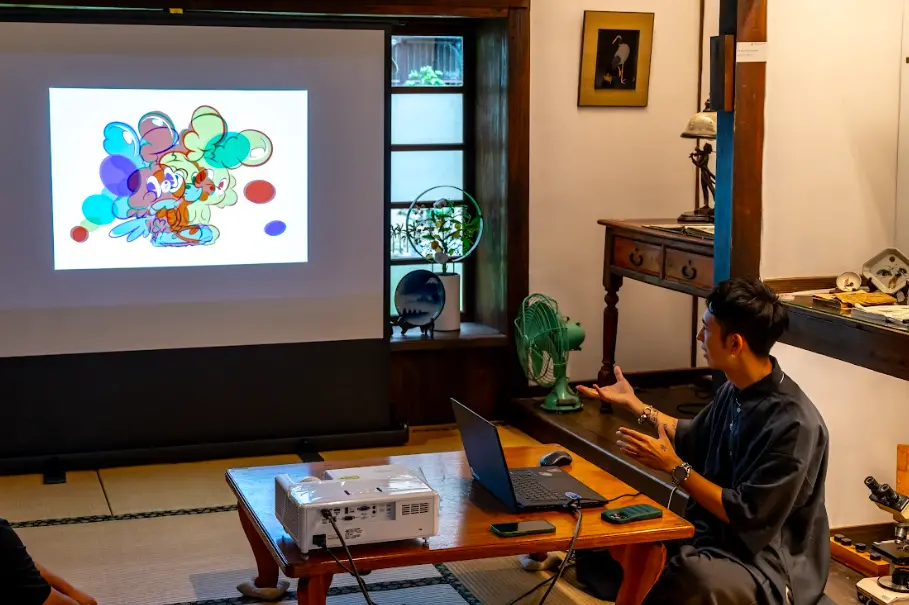 ▲緩緩在個展上與粉絲分享自己的創作歷程。（圖／Dean Wu攝影）