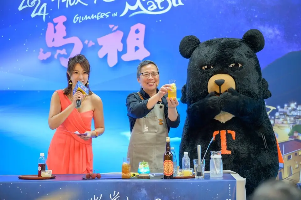 ▲在專業調酒師的帶領之下，調出一杯杯的夜光酒，邀請大家開啟一段探索馬祖四鄉五島之美的微光微醺之旅。（圖／觀光署）