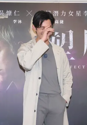 ▲吳慷仁在拍照時頻被逗樂,展現可愛的一面。(圖/記者嚴俊強攝) ▲吳慷仁在拍照時頻被逗樂,展現可愛的一面。(圖/記者嚴俊強攝)