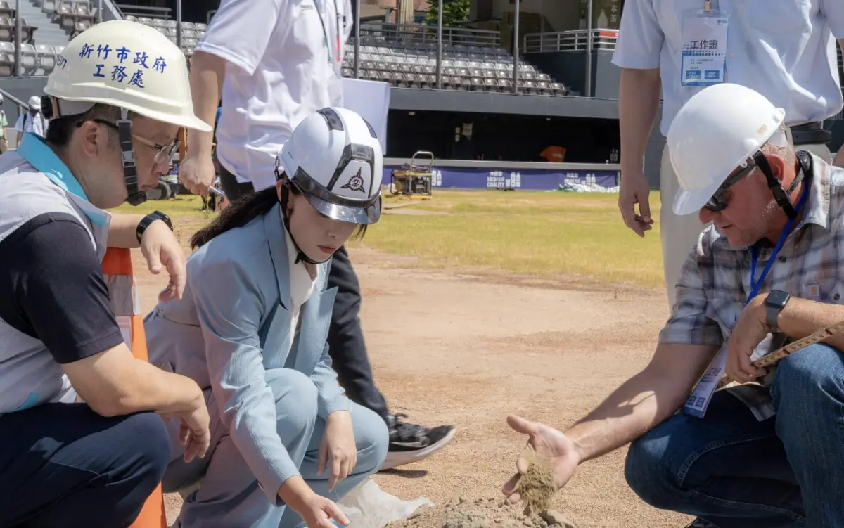 ▲高虹安去年中大動作率隊前往新竹市棒球場開挖，今日坦言531開挖的土與廠商沒有契約，只有口頭說明。（圖／翻攝自高虹安臉書）