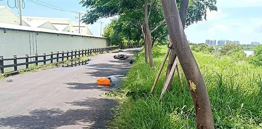 ▲高雄一名65歲李姓男子，今日上午騎車行經湖內區二仁溪河堤防汛道路時，疑因自摔導致頭部重創送醫不治。（圖／翻攝畫面）