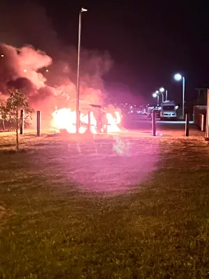 ▲台灣網友爆料稱被通緝的該女近期犯下縱火燒車的案情。(圖/翻攝自墨爾本Melbourne VIC華人背包客住宿.交流.分享與工作社群) ▲台灣網友爆料稱被通緝的該女近期犯下縱火燒車的案情。(圖/翻攝自墨爾本Melbourne VIC華人背包客住宿.交流.分享與工作社群)