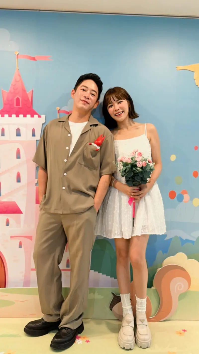 ▲林萱瑜（右）和Junior上個月完成結婚登記。（圖／經紀人提供）
