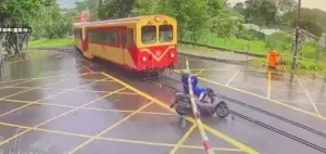騎車直直衝!嘉義8旬翁闖平交道慘摔 林鐵小火車驚險煞停畫面曝