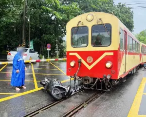 ▲柳翁撞上柵欄後連人帶車摔倒,所幸阿里山林鐵小火車及時煞車。(圖/翻攝畫面) ▲柳翁撞上柵欄後連人帶車摔倒,所幸阿里山林鐵小火車及時煞車。(圖/翻攝畫面)