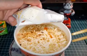 ▲香菇肉羹湯麵要記得先泡麵到熟之後,才開始慢慢一邊倒入太白粉一邊攪拌哦!不要直接整包粉倒入,否則將會結塊。(圖/YT@衛斯理頻道) ▲香菇肉羹湯麵要記得先泡麵到熟之後,才開始慢慢一邊倒入太白粉一邊攪拌哦!不要直接整包粉倒入,否則將會結塊。(圖/YT@衛斯理頻道)