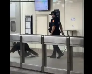 本月12日,台北捷運景美站,有民眾拍下員警毆打街友畫面,引發輿論爭議。對此,捷運警察隊回應表示,將會對警員行政處分、並依法究辦。(圖/翻攝畫面) ▲本月12日,台北捷運景美站,有民眾拍下員警毆打街友畫面,引發輿論爭議。對此,捷運警察隊回應表示,將會對警員行政處分、並依法究辦。(圖/翻攝畫面)