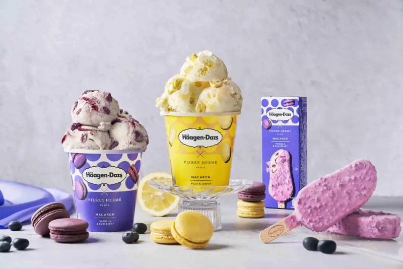▲Häagen-Dazs再度攜手世界知名馬卡龍大師Pierre Hermé,推出新作「香草藍莓馬卡龍冰淇淋」(左)。(圖/Häagen-Dazs提供)