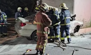 ▲14日凌晨，新北台65線快速道路發生死亡車禍，張姓男子駕駛小客車，與60歲尤姓男子小客車發生追撞，張男又逆向衝到閘道入口，整台車自撞橋墩、引起火燒車，送醫搶救不治。（圖／翻攝畫面）