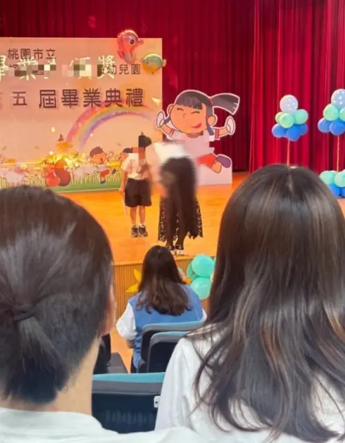 孫運璇疑似走光。(圖/翻攝自《爆料公社二社》) ▲孫運璇疑似走光。(圖/翻攝自《爆料公社二社》)