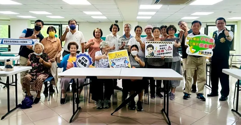 ▲高市警局少年警察隊隊長陳仁正搭配自身辦案經驗及親友發生的實際案例，以故事串聯識詐及防詐意識，讓高齡長輩理解如何識詐並將自身聯繫方式提供給現場長輩。(圖／高市少年隊提供)