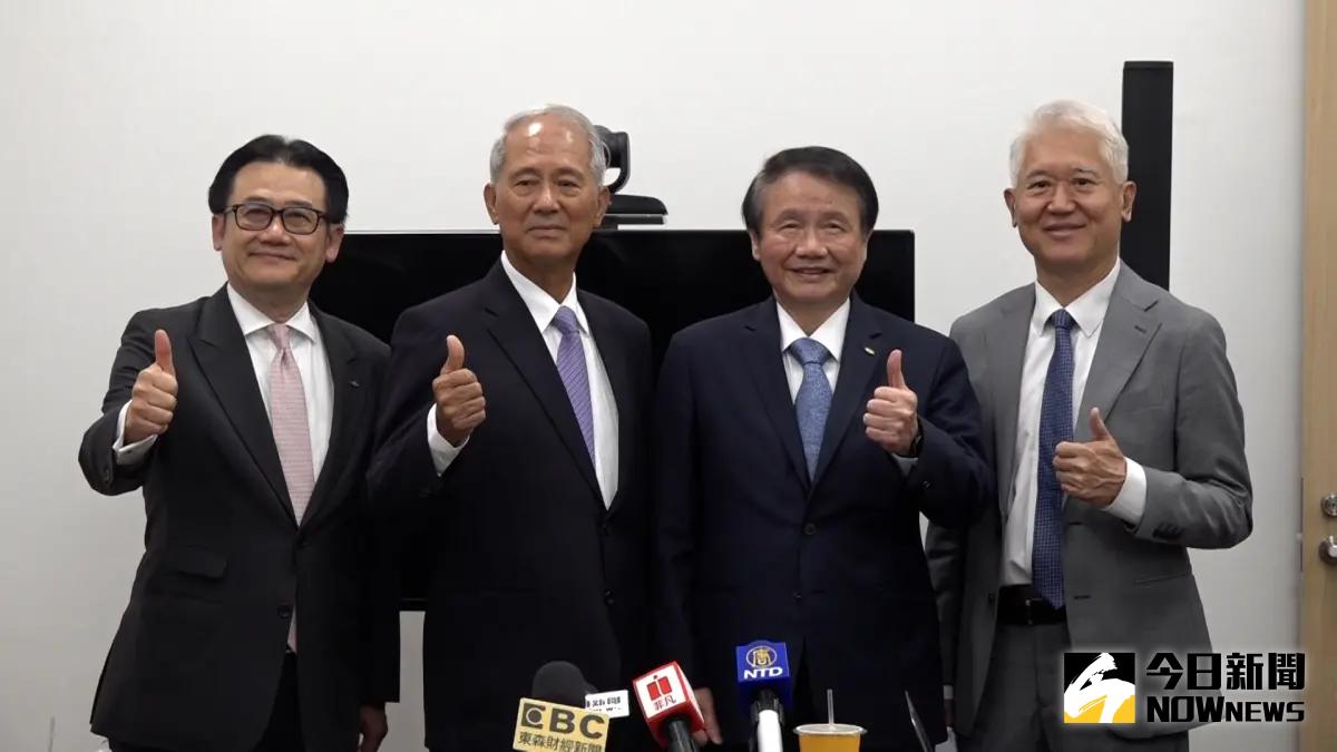 ▲新光金控今（14）日舉行股東會，開會不到2小時順利結束，包括總經理陳恩光（左一）、金控董事長陳淮舟（左二）、新光銀行董事長賴進淵（右二）、新光人壽董事長魏寶生（右一）並於會後合影。（圖／記者朱永強攝）