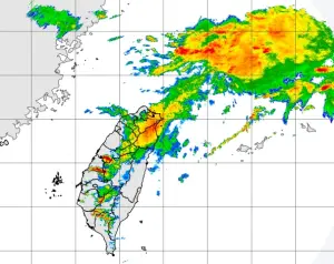 ▲台灣海峽雷雨帶正在影響中部以北，尤其苗栗、台中有大雷雨，新北西側、桃園、新竹也有間歇雨勢。（圖／翻攝自中央氣象署）