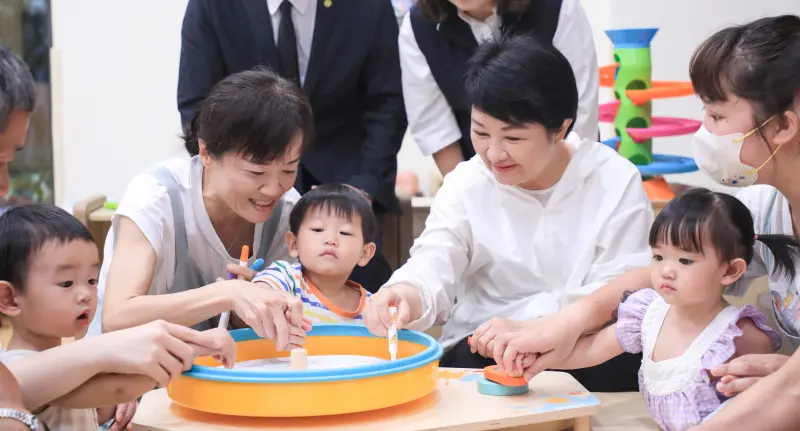 ▲盧秀燕今天視察位於南屯建功社宅的托嬰中心。（圖／台中市政府提供，2024.06.14）