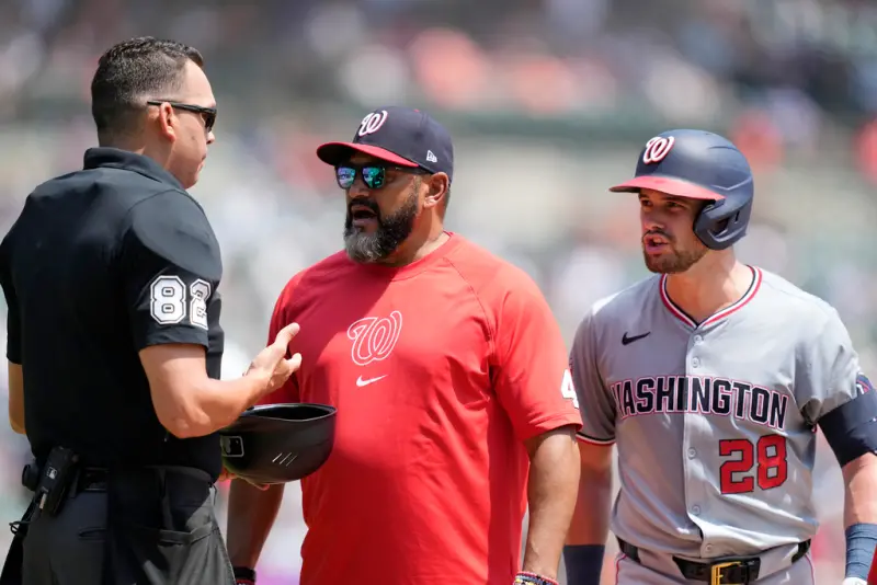 ▲MLB美國職棒華盛頓國民今(14)日續在客場踢館底特律老虎，國民打者Lane Thomas(右1)一次打擊遭到三振後，什麼話也沒向主審說，隨後竟然被驅逐出場，也讓外界對於主審的判決感到相當不解。（圖／美聯社／達志影像）