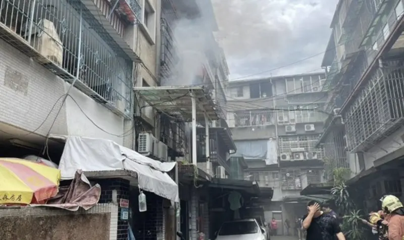 ▲新北市新店區碧安街一處公寓上午突發火警，警消救出2住戶。（圖／翻攝畫面）