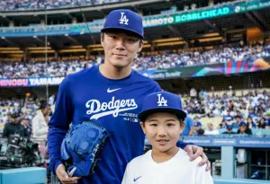 道奇山本由伸公仔日!小球迷開球姿勢神還原本人 犀利身手成焦點