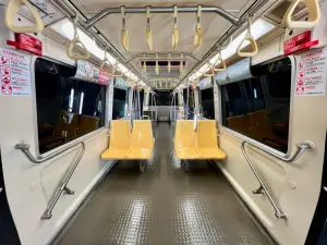 ▲北捷文湖線列車空間優化,內部動線將更順暢,有助加快紓解尖峰時段人潮。(圖/臺北大眾捷運股份有限公司) ▲北捷文湖線列車空間優化,內部動線將更順暢,有助加快紓解尖峰時段人潮。(圖/臺北大眾捷運股份有限公司)