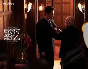 《繁花》胡歌(左)飾演的阿寶,因為游本昌(右)飾演的「爺叔」而人生翻轉。(圖/澤東電影、MyVideo提供) ▲《繁花》胡歌(左)飾演的阿寶,因為游本昌(右)飾演的「爺叔」而人生翻轉。(圖/澤東電影、MyVideo提供)