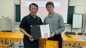 ▲路竹高中校長盧正川(左)與博田骨科醫師蘇皇嘉(右)合影。(圖/博田國際醫院提供) ▲路竹高中校長盧正川(左)與博田骨科醫師蘇皇嘉(右)合影。(圖/博田國際醫院提供)
