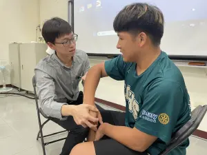 ▲博田骨科醫師蘇皇嘉幫路竹高中體育班學生做義診,並提供衛教指引。(圖/博田國際醫院提供) ▲博田骨科醫師蘇皇嘉幫路竹高中體育班學生做義診,並提供衛教指引。(圖/博田國際醫院提供)