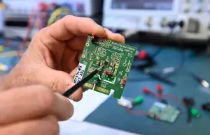 ▲晶片製造大廠「安森美」(Onsemi)13日宣布,將在全球範圍資遣約1000位員工,以簡化營運並降低成本。(圖/美聯社/達志影像) ▲晶片製造大廠「安森美」(Onsemi)13日宣布,將在全球範圍資遣約1000位員工,以簡化營運並降低成本。(圖/美聯社/達志影像)