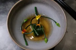 ▲湯品「酸白菜/五花肉/韭菜花」裡將中式的酸白菜以西式手法呈現，外型相當雅緻。（圖／記者葉盛耀攝）