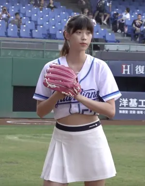 台灣跆拳道一姊羅嘉翎再度站上投手丘,擔任中華職棒富邦悍將的開球嘉賓。(圖/記者陳云茹攝) ▲台灣跆拳道一姊羅嘉翎賽前練球。(圖/記者陳云茹攝)