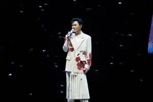 獨家專訪/張信哲杜拜飛天演出險觸法!黎明、台灣歌手私訊搶開唱