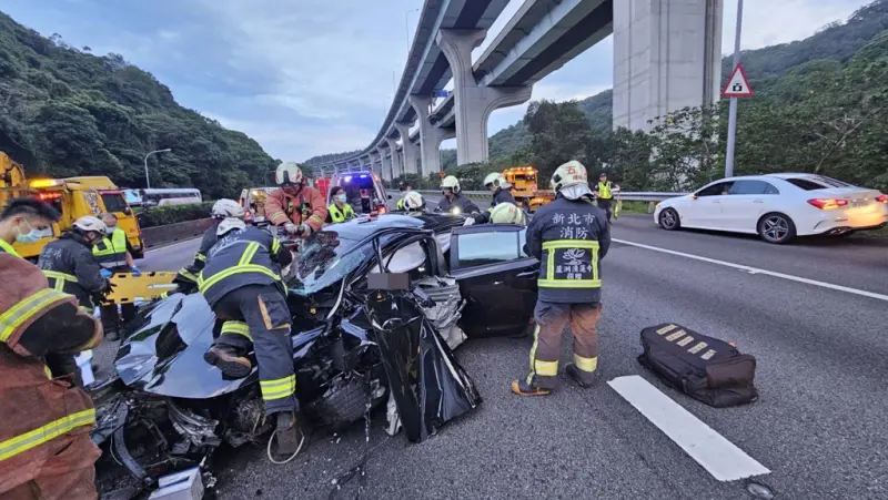 ▲今（15）日清晨5時許，國一南向38K泰山、林口段發生嚴重車禍事故，起初為2輛小客車發生追撞，派拖吊車到場協助排除時，突遭後方自小客車高速追撞，造成1死2傷。（圖／翻攝畫面）