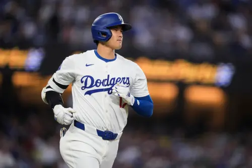 美國職棒大聯盟(MLB)洛杉磯道奇日籍二刀流好手大谷翔平日前吸引第11家日本企業贊助,讓道奇隊賺翻,道奇隊高層CEO及球團代表Stan Kasten今(5)日接受美國媒體《CNN》訪問時指出,道奇隊球場內部廣告全部賣光。(圖/美聯社/達志影像) ▲美國職棒大聯盟(MLB)洛杉磯道奇日籍二刀流好手大谷翔平日前吸引第11家日本企業贊助,讓道奇隊賺翻,道奇隊高層CEO及球團代表Stan Kasten今(5)日接受美國媒體《CNN》訪問時指出,道奇隊球場內部廣告全部賣光。(圖/美聯社/達志影像)