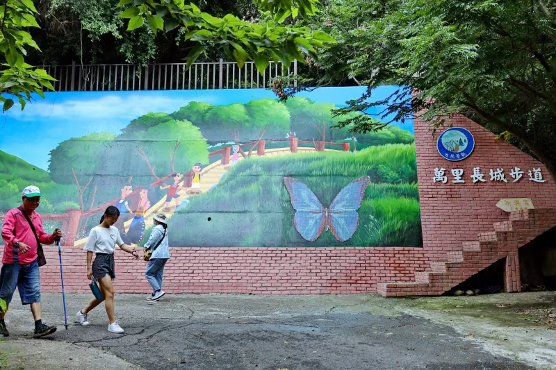 ▲大肚山萬里長城步道入口彩繪牆(圖／觀旅局提供2024.6.15)