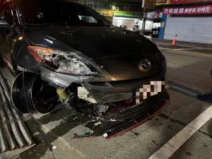 ▲楊男失控衝撞路邊機車,導致車頭出現嚴重損毀。(圖/翻攝畫面) ▲楊男失控衝撞路邊機車,導致車頭出現嚴重損毀。(圖/翻攝畫面)