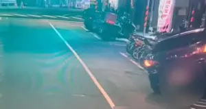 ▲楊男開車行經中坡南路時,不明原因失控衝撞路邊機車。(圖/翻攝畫面) ▲楊男開車行經中坡南路時,不明原因失控衝撞路邊機車。(圖/翻攝畫面)