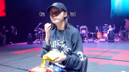 ▲IU連吃兩盒義美小泡芙，還大讚台灣的零食比韓國的好吃。（圖／