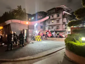 ▲台北市信義區刑事警察局今(15)日晚間8時許突然傳出火警,消防局獲報後立刻派員前往救災。(圖/翻攝畫面) ▲台北市信義區刑事警察局今(15)日晚間8時許突然傳出火警,消防局獲報後立刻派員前往救災。(圖/翻攝畫面)