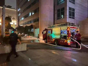▲台北市信義區刑事警察局今(15)日晚間8時許突然傳出火警,消防局獲報後立刻派員前往救災。(圖/翻攝畫面) ▲台北市信義區刑事警察局今(15)日晚間8時許突然傳出火警,消防局獲報後立刻派員前往救災。(圖/翻攝畫面)