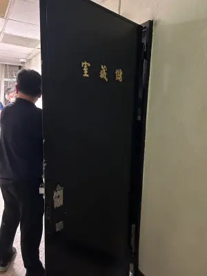 ▲今天晚間刑事局儲藏室突然傳出火警。(圖/翻攝畫面) ▲今天晚間刑事局儲藏室突然傳出火警。(圖/翻攝畫面)