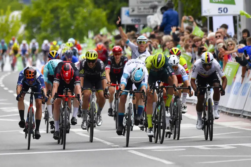 ▲鮑豪斯和戴內塞終點前戰得激烈，最終以些微的差距勝出。（圖／Sprint Cycling提供）