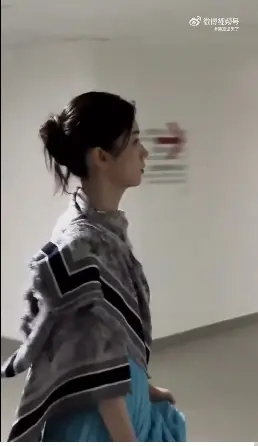 ▲周也面對央視記者呼喚她的名字,連理都不理,臉還撇向牆壁。(圖/周也微博) ▲周也面對央視記者呼喚她的名字,連理都不理,臉還撇向牆壁。(圖/周也微博)