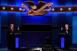 美國總統大選 ▲這次電視辯論將會控管麥克風,避免發言方被插嘴。圖為2020年拜登與川普進行辯論資料照。(圖/美聯社/達志影像)