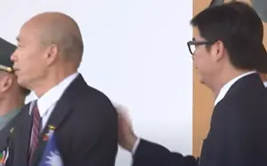 陳其邁輕拍韓國瑜後背幫打氣!兩人出席陸官校慶相見歡 開心暢談