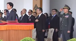 首度陪同總統閱兵超緊張!顧立雄搞不懂哪種舉手敬禮 尷尬看旁邊