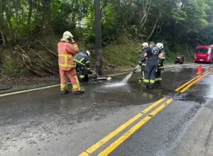 ▲消防員獲報趕抵後，迅速撲滅火勢，不過重機已慘成廢鐵。（圖／翻攝畫面）