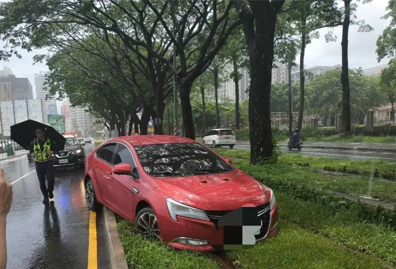 ▲黃女疑因身體不適暈眩，不慎將車輛開進輕軌內。（圖／翻攝畫面）