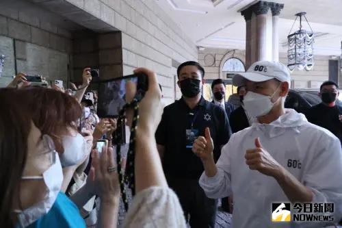 ▲張學友雙手比讚,回應粉絲健康狀況有改善了。(圖/NOWnews攝影中心) ▲張學友雙手比讚,回應粉絲健康狀況有改善了。(圖/NOWnews攝影中心)