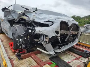 ▲謝男駕駛的BMW車頭出現嚴重損毀。(圖/翻攝畫面) ▲謝男駕駛的BMW車頭出現嚴重損毀。(圖/翻攝畫面)
