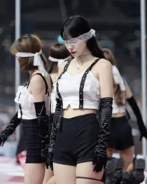 ▲李多慧再度用蕾絲矇眼表演舞蹈。(圖/李多慧IG) ▲李多慧再度用蕾絲矇眼表演舞蹈。(圖/李多慧IG)