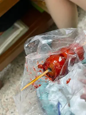 ▲當事人擔憂表示,當時自己前方還有觀光客購入糖葫蘆,深怕對方不小心吃下肚,弄壞身體。(圖/《爆料公社二社》) ▲當事人擔憂表示,當時自己前方還有觀光客購入糖葫蘆,深怕對方不小心吃下肚,弄壞身體。(圖/《爆料公社二社》)