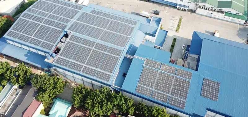 ▲雲豹能源攜手菲律賓商業及工太陽能領域最大公司SolarNRG，於菲律賓合資成立太陽能IPP公司SolarX，未來將積極發展菲律賓C&I及公用事業太陽光電市場。圖為SolarNRG在菲律賓所建置之屋頂型太陽光電系統。（圖／品牌提供）